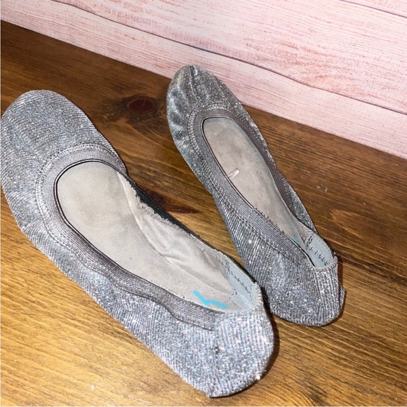 Yuu Ballet flats slip on shimmery silver platinum size 6.5 casual shoes - Picture 7 of 11